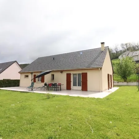 Parc Des Volcans D'auvergne : Maison Spacieuse Avec Jardin Et Garage, Proche Activites Et Commerces - Fr-1-742-195 度假居 *