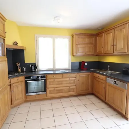 Parc Des Volcans D'auvergne : Maison Spacieuse Avec Jardin Et Garage, Proche Activites Et Commerces - Fr-1-742-195 Riom-ès-Montagne